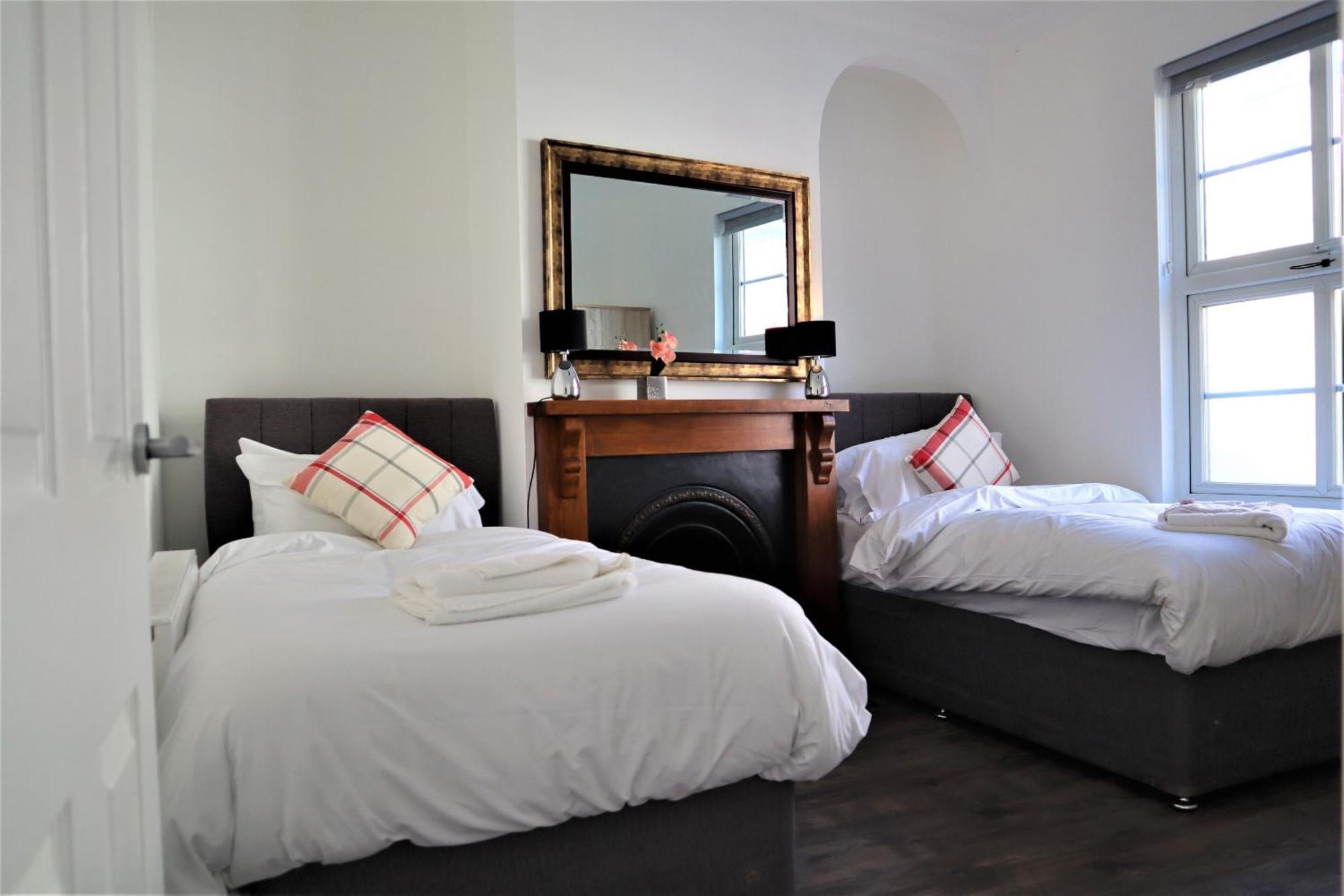 Victoria 4 Bedroom Serviced House Short Lets - Near Northampton Gen Hosp & Town Centre Exterior photo